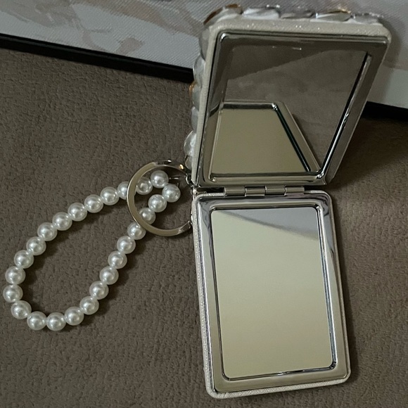 Compact mirror jeweled keychain - Picture 2 of 5